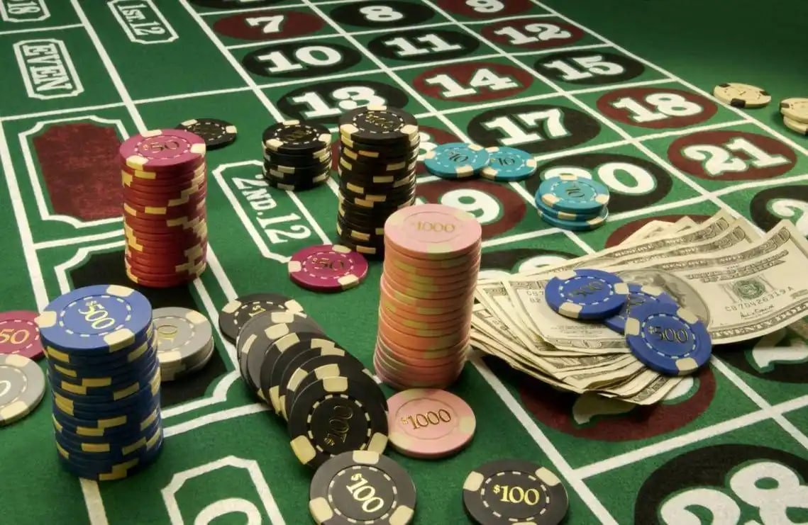 Tampilan layar sportsbook dan slot online di ngamentogel